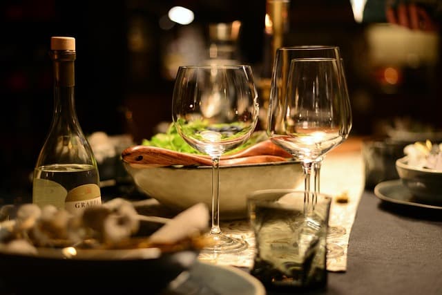 Image 1 : Repas chantant background