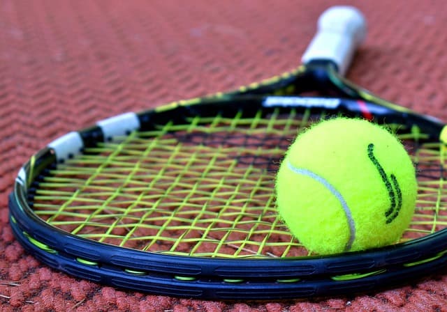 Image 1 : Stages de Tennis Enfants background