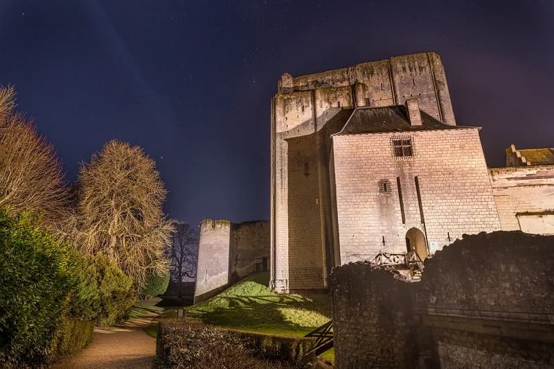 Image 1 : Visite thématique : "Centenaire de la fermeture de la prison du donjon" background