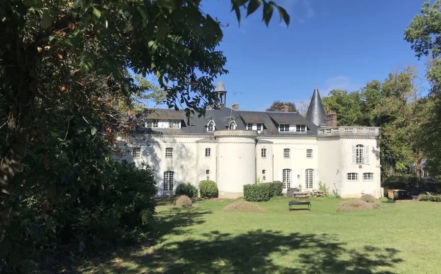 Image 1 : Le Domaine de Comteville background