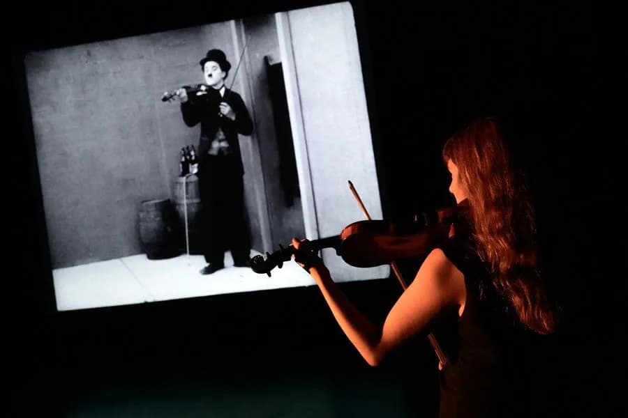 Image 3 : Ciné concert Le Violon de M. Chaplin background