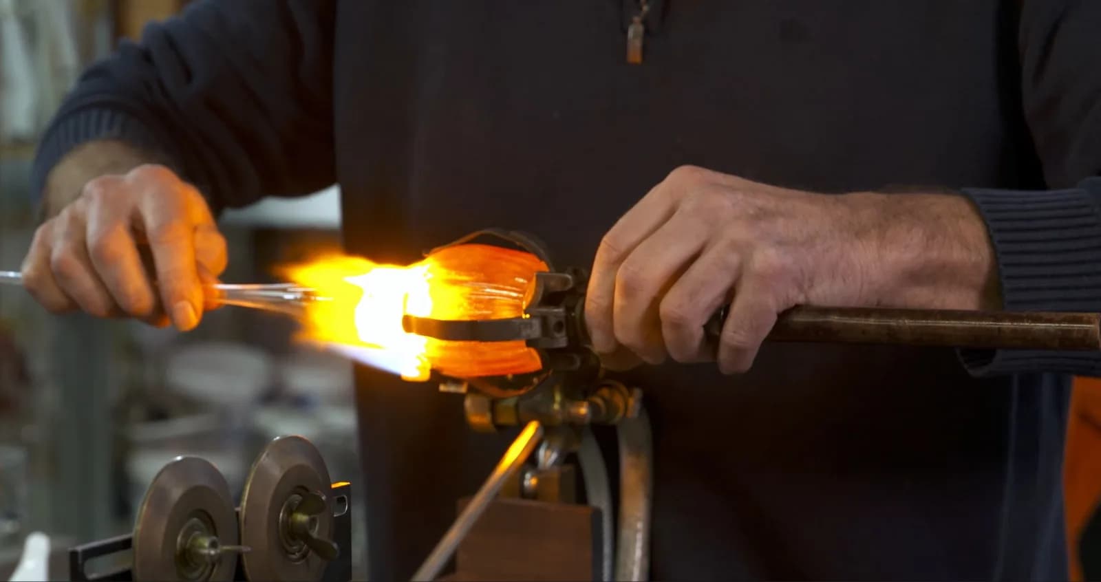 Image 1 : Secrets de Fabrique : Roger Charreyre - Découverte du métier de verrier à la flamme background