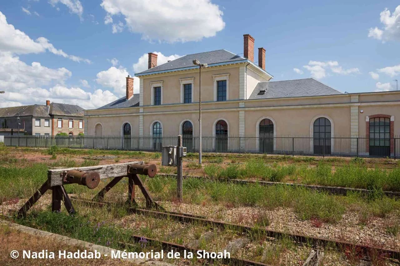 Image 1 : Visite guidée de la Gare de Pithiviers - Mémorial de la Shoah background