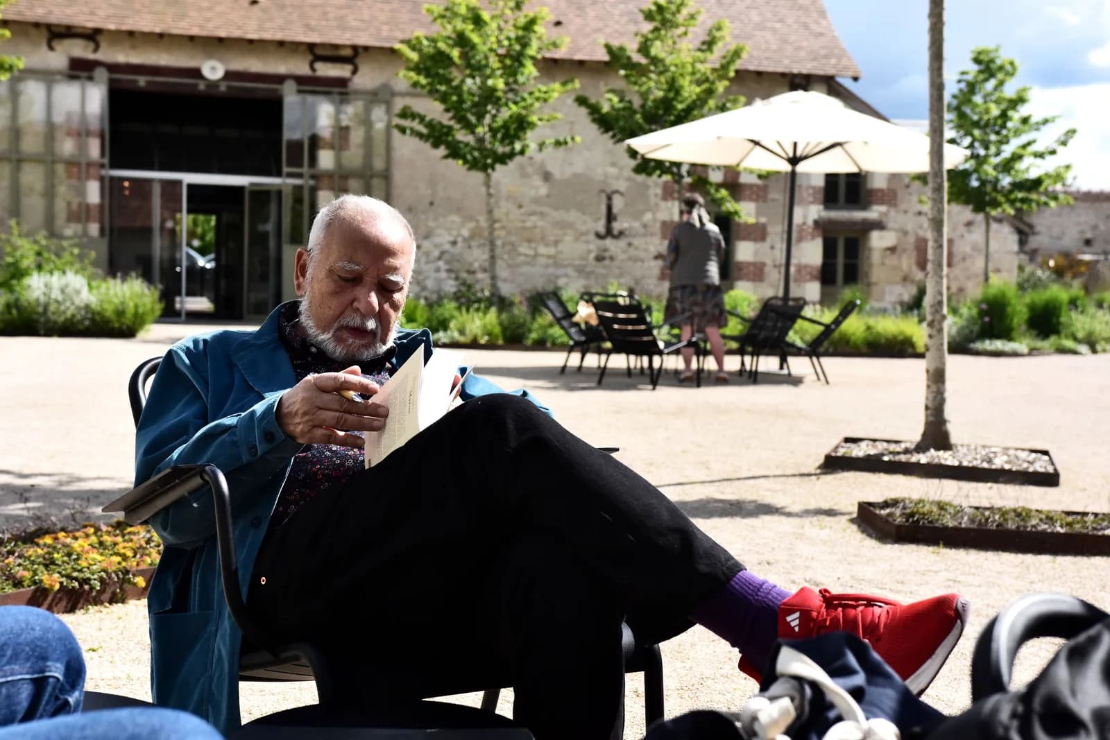 Image 4 : Conversations sous l'arbre background