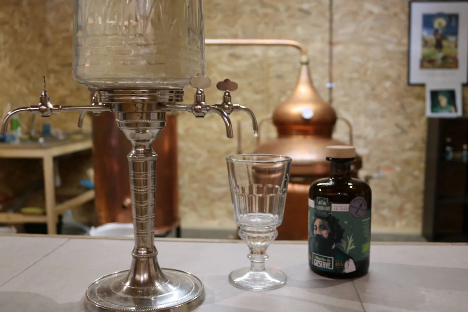 Image 1 : David, distillateur dans la Vallée de la Loue background