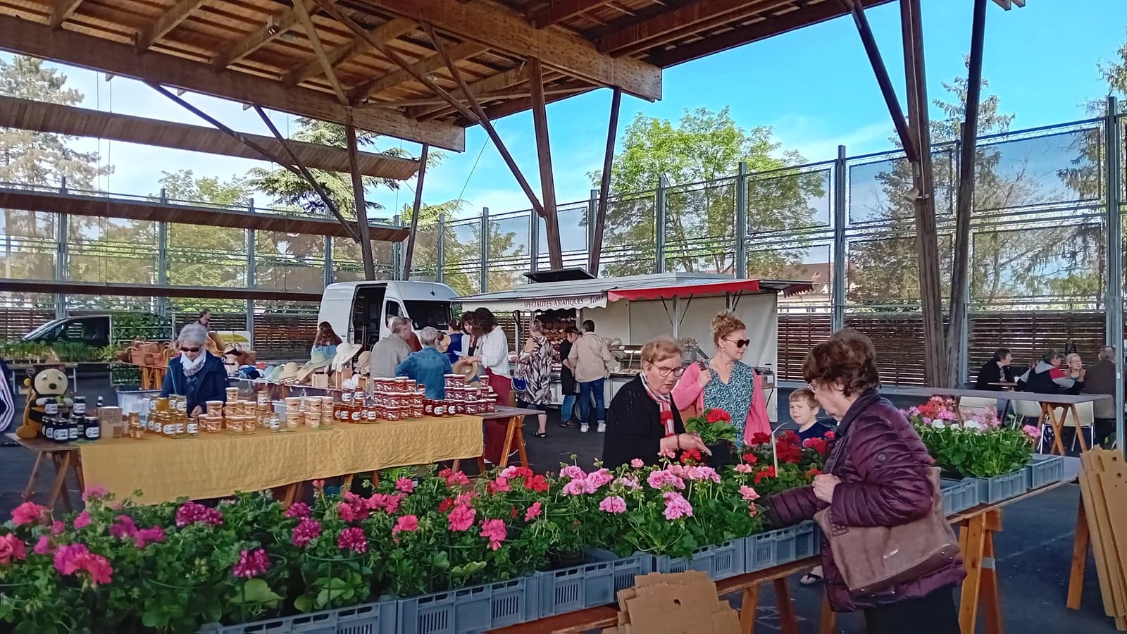 Image 1 : Marché Hebdomadaire background