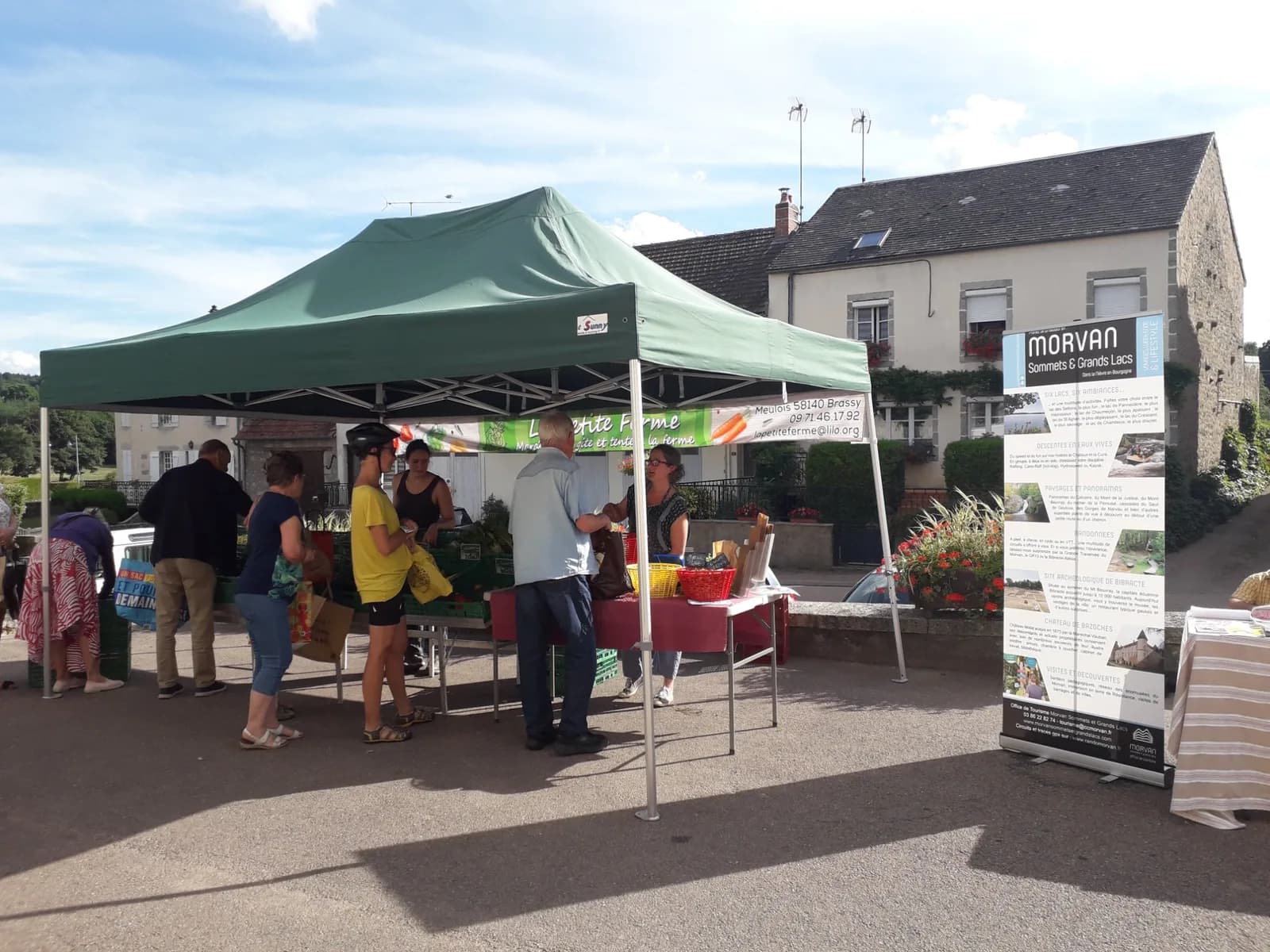 Image 1 : Marché Hebdomadaire de Brassy background