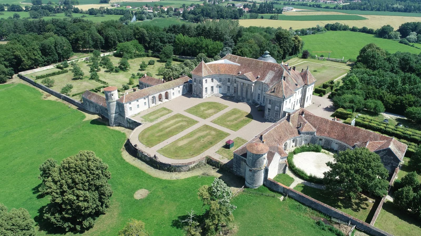 Image 1 : Retour à l'élégance, au château de Moncley background