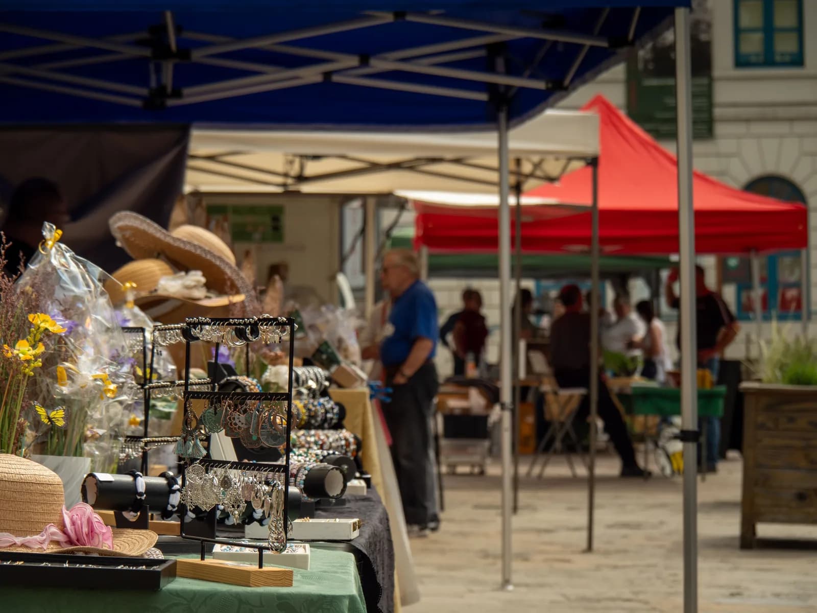 Image 1 : Marché hebdomadaire de Lormes background