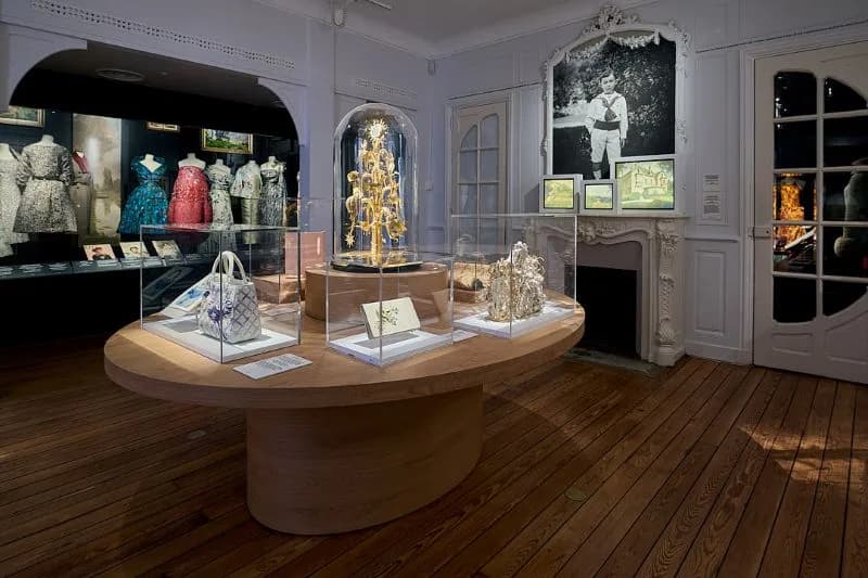 Image 1 : Conférence-visite : Christian Dior, à la recherche des couleurs de l'enfance background