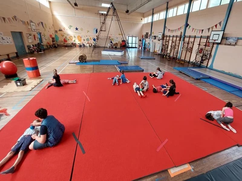 Image 1 : Cirque en famille background
