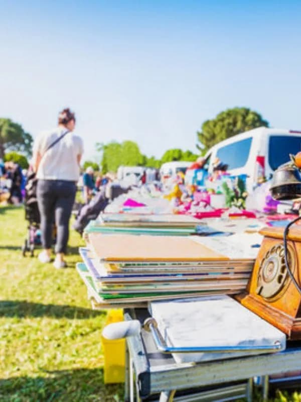 Image 1 : Braderie background