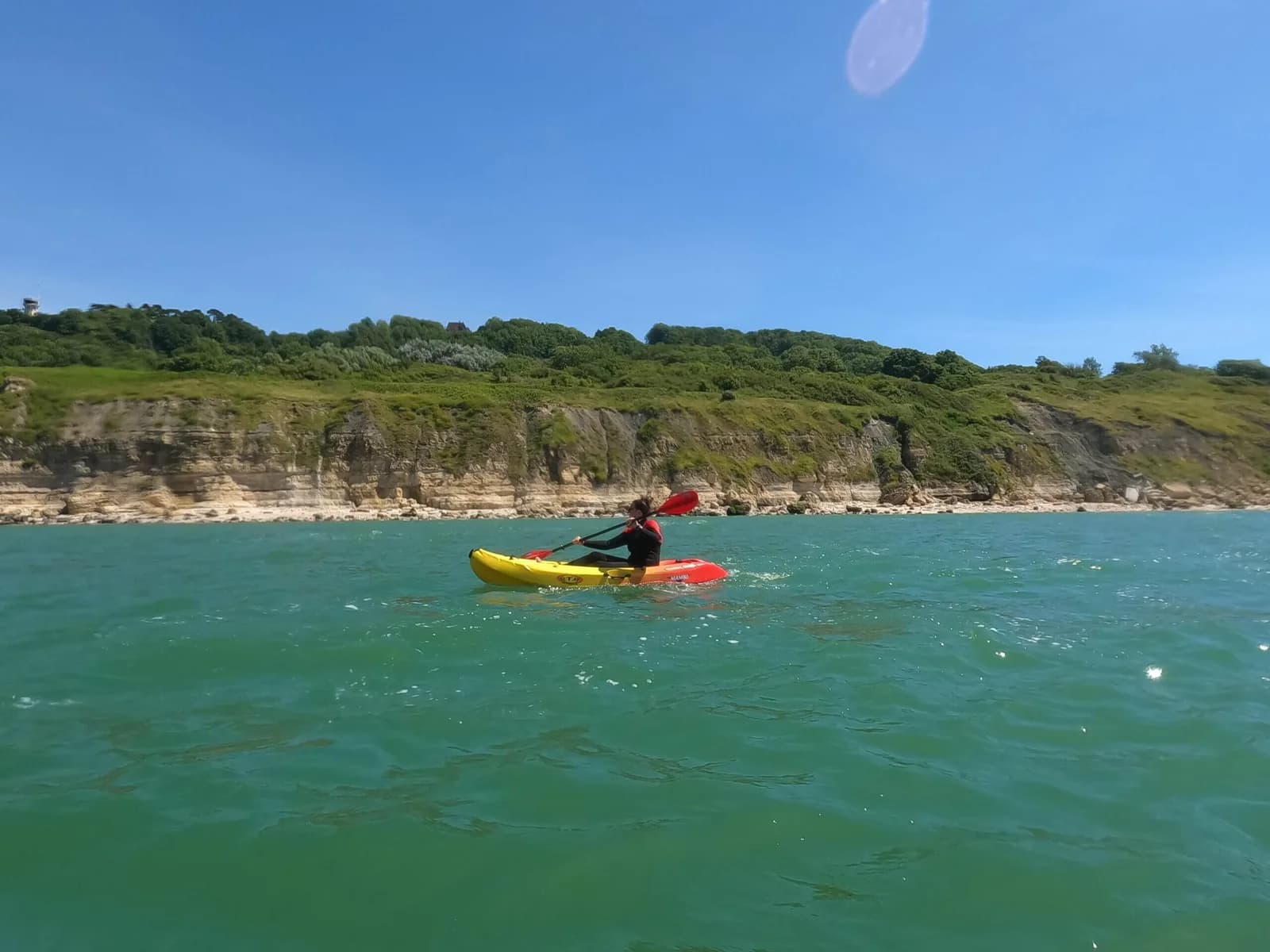 Image 1 : Concept Sport Emotion - À la découverte des falaises des roches noires background