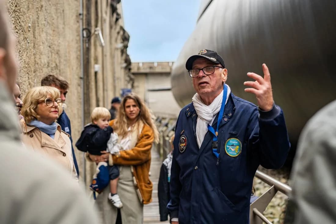 Image 1 : Rencontre avec un sous-marinier background