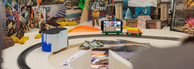 Image 1 : Atelier artistique « Travelling box » background