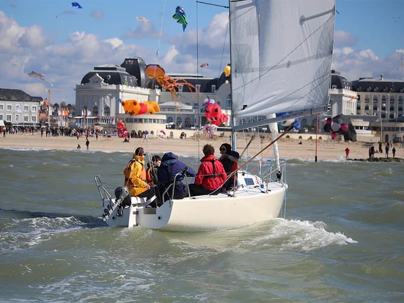 Image 2 : Balade nautique en voilier entre Touques et mer background