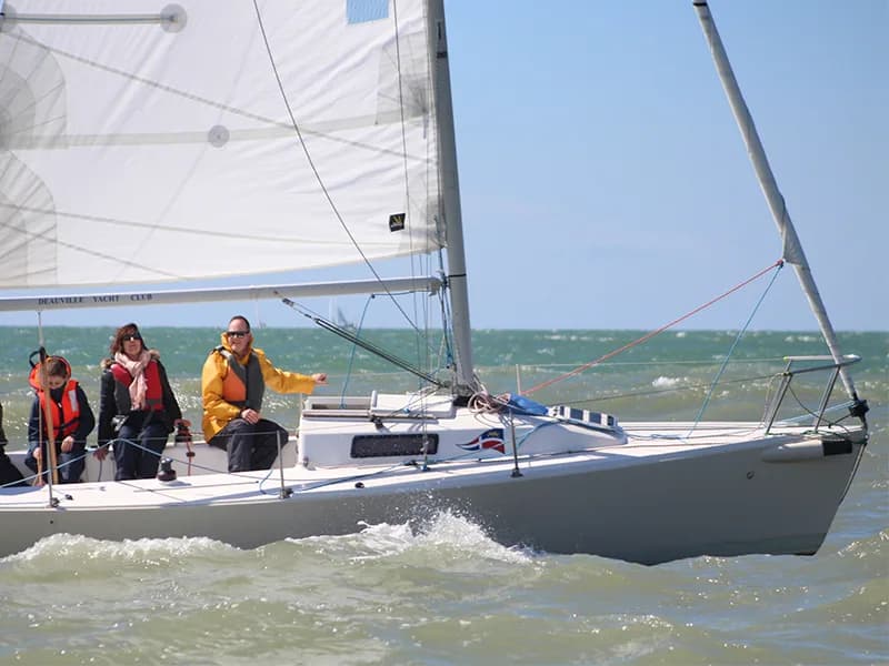 Image 3 : Balade nautique en voilier entre Touques et mer background