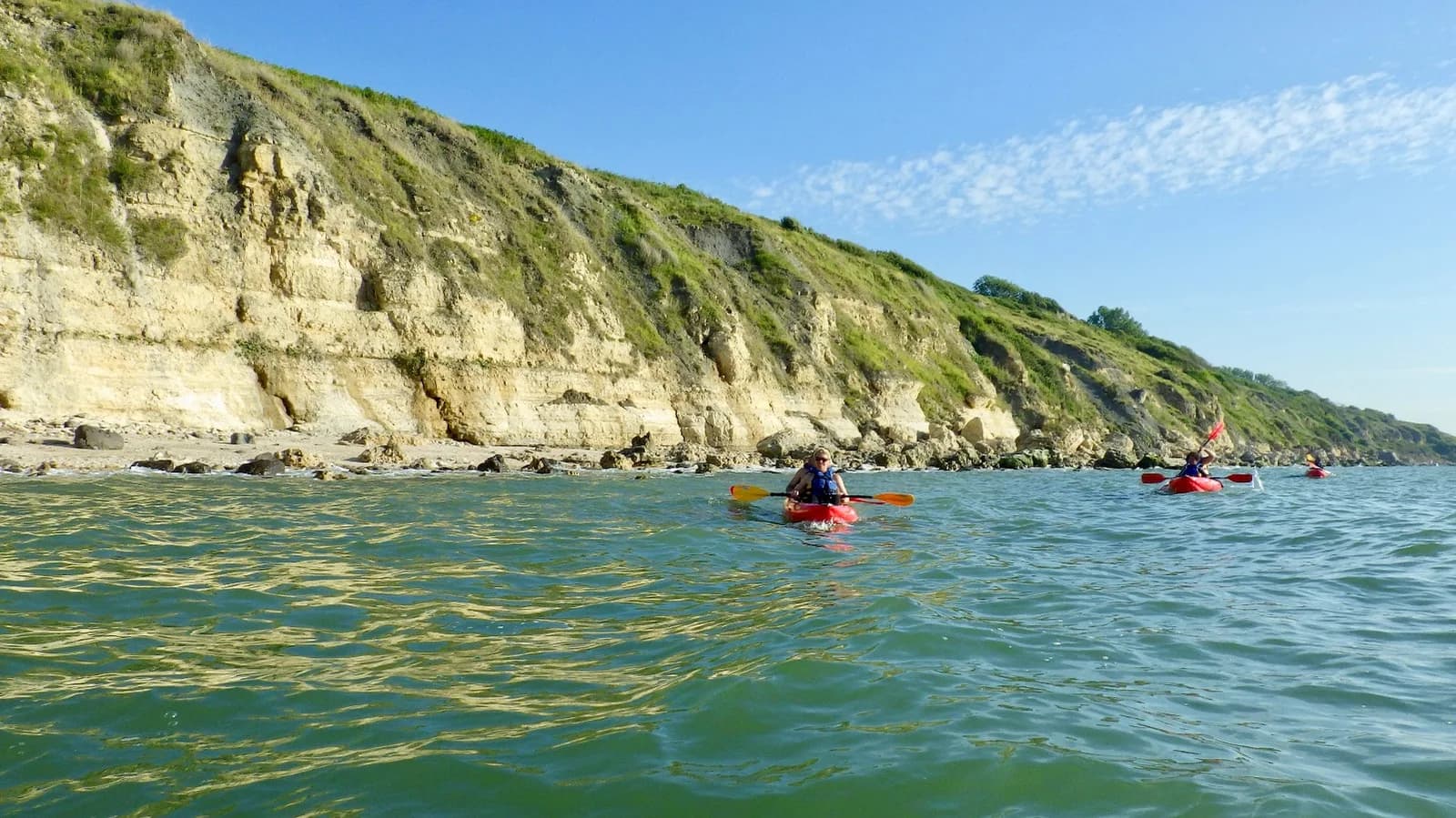 Image 1 : Concept Sport Emotion - Randonnée en kayak au pied des Roches noires background