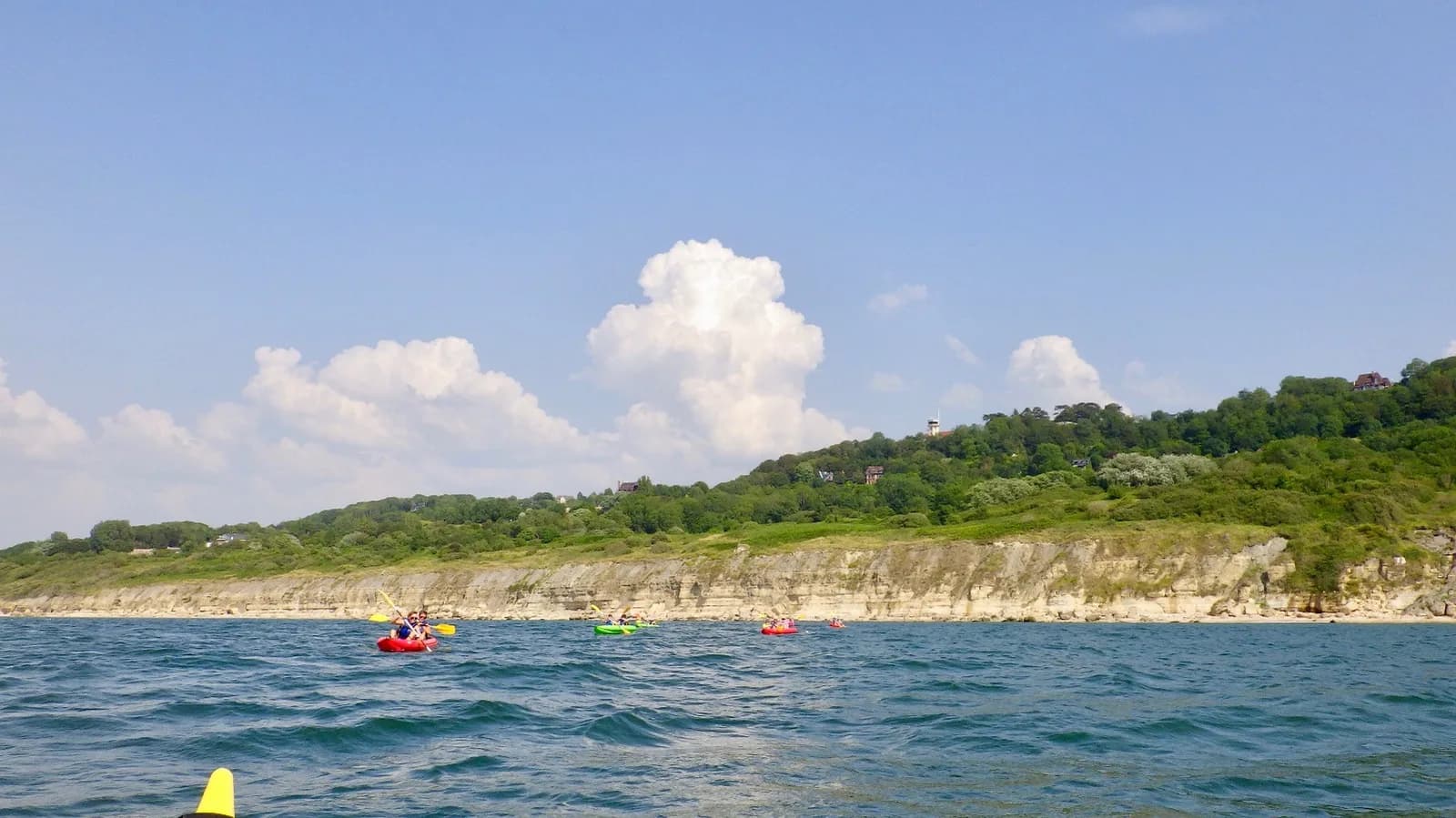 Image 3 : Concept Sport Emotion - Randonnée en kayak au pied des Roches noires background