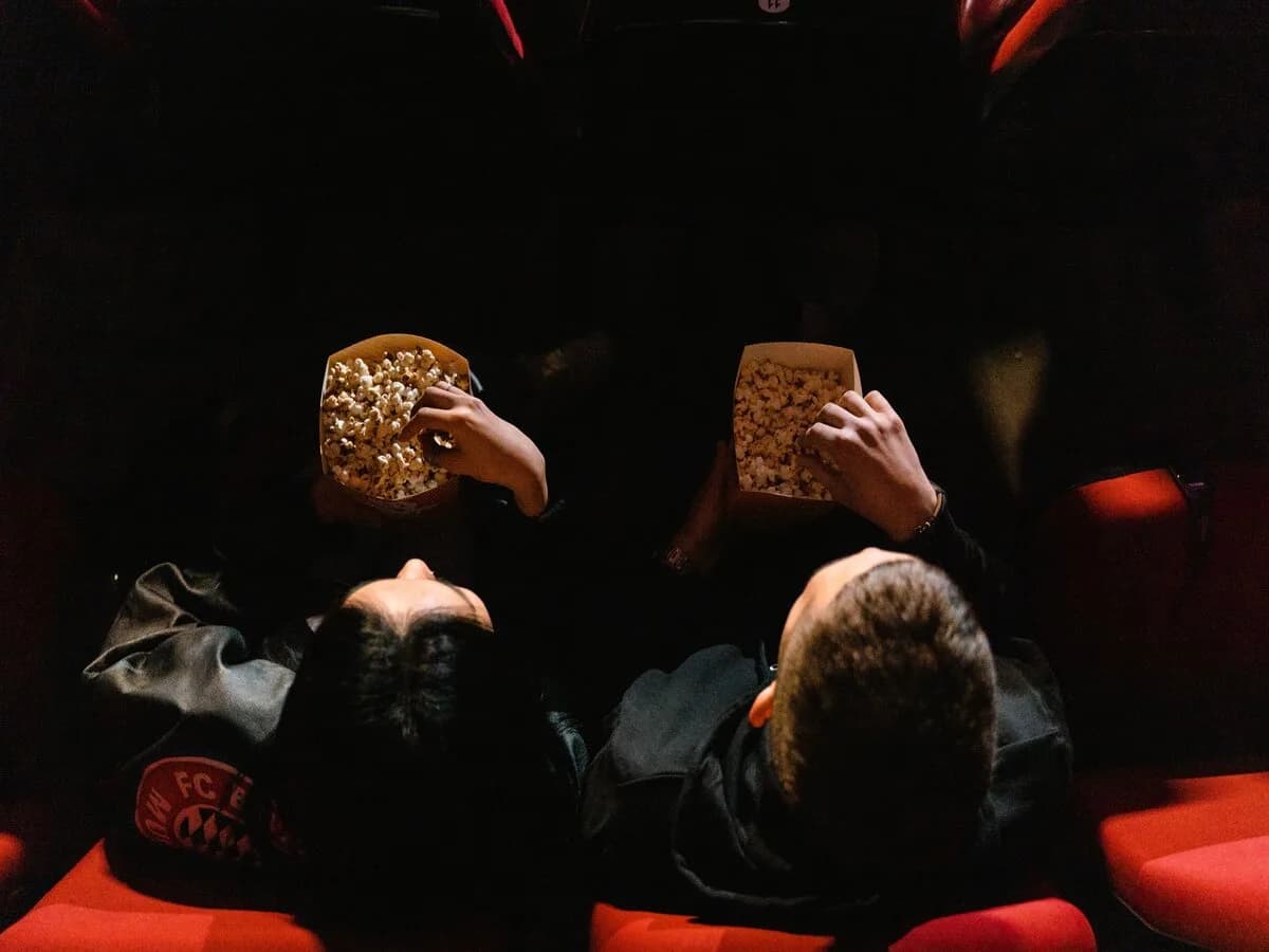 Image 1 : Café, croissant et cinéma - Ciné Débat : Patients background