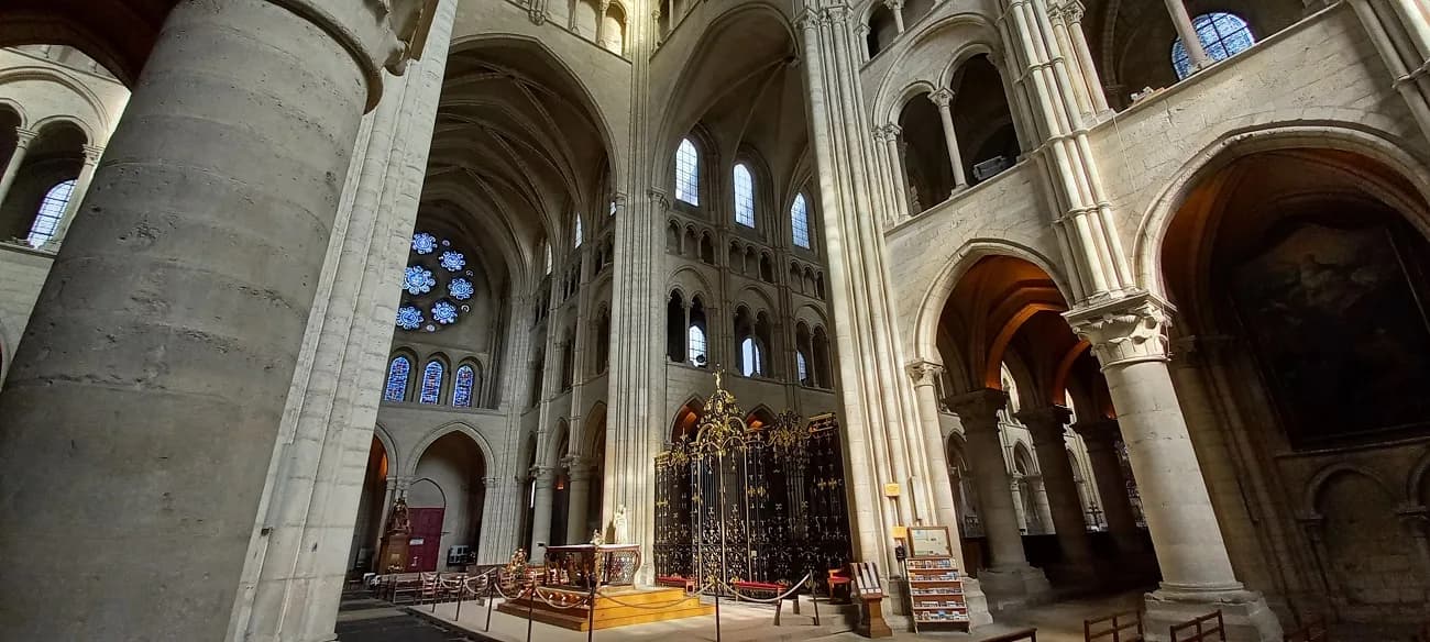 Image 1 : Visite guidée de la cathédrale et de son trésor à Laon background