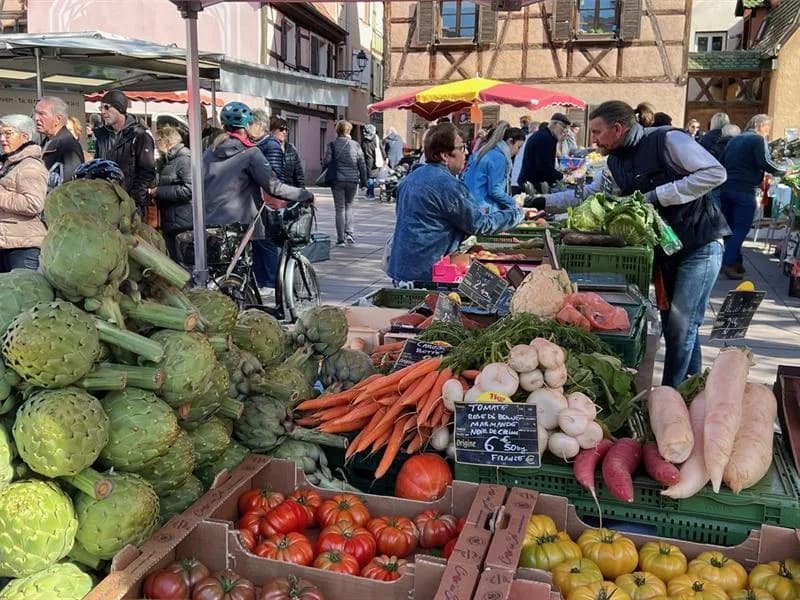 Image 3 : Marché hebdomadaire background