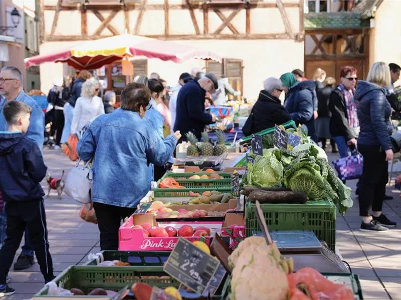 Image 4 : Marché hebdomadaire background
