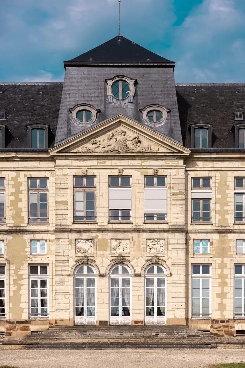 Image 2 : Visites commentées du château de Brienne background