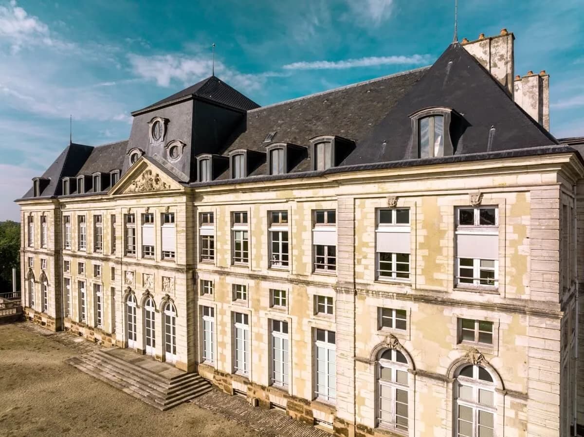 Image 3 : Visites commentées du château de Brienne background