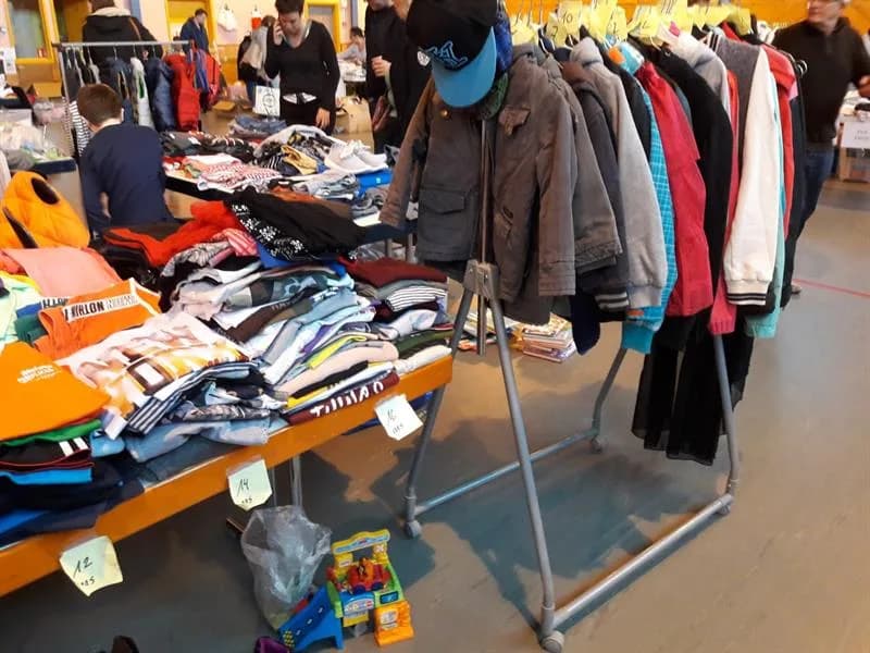 Image 1 : Bourse aux vêtements background