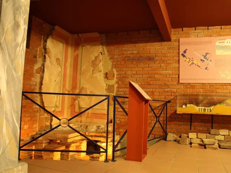 Image 1 : Visite commentée de la section gallo-romaine et des thermes antiques background