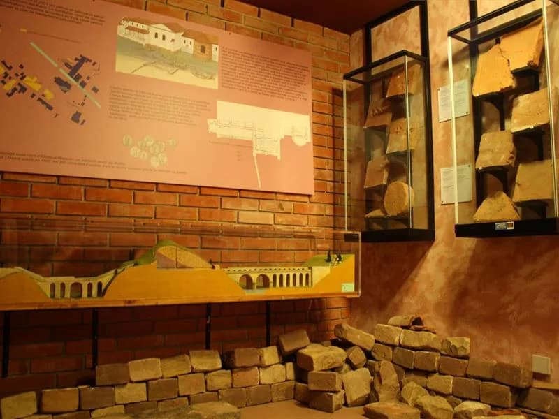 Image 3 : Visite commentée de la section gallo-romaine et des thermes antiques background