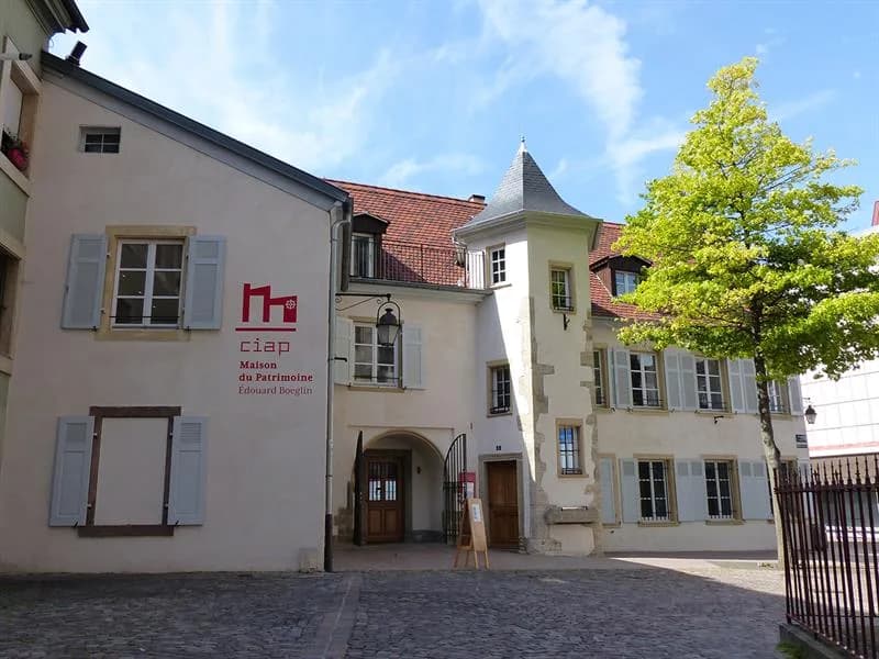 Image 1 : Le patrimoine en s'amusant background