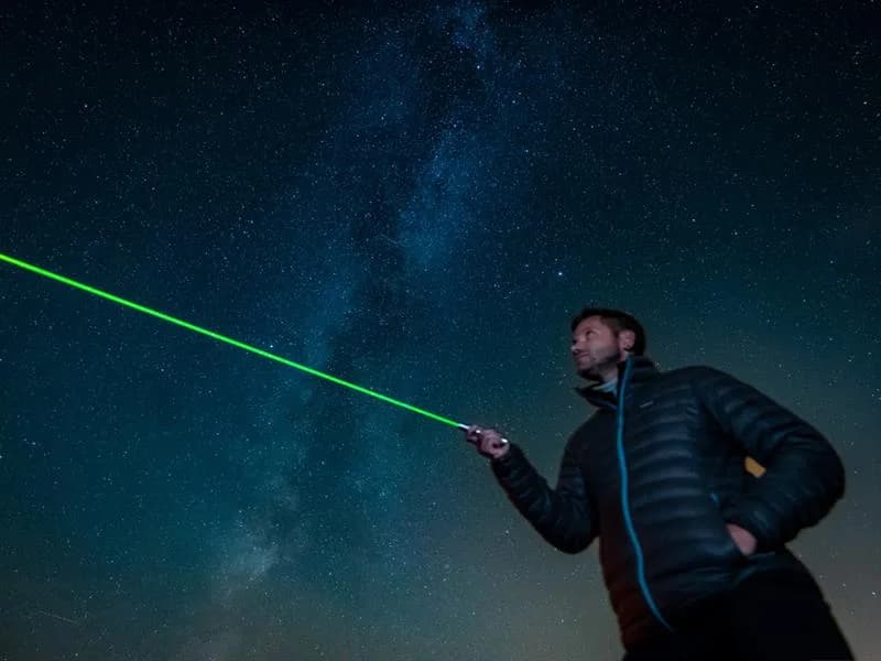 Image 5 : Balade la tête dans les étoiles background