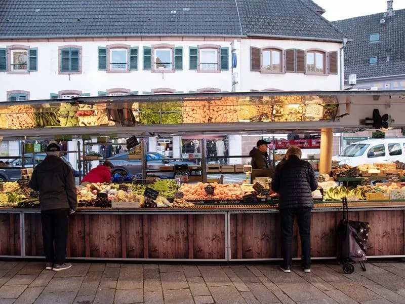 Image 4 : Marché traditionnel background