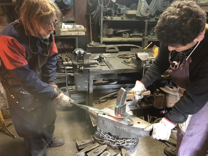 Image 3 : Atelier - Gnome en fer forgé, Vlad le Grand ! background