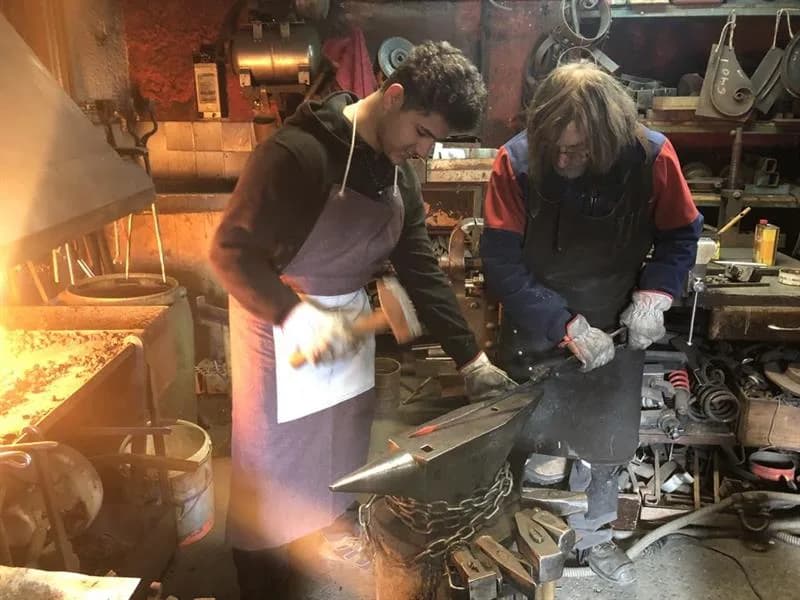 Image 5 : Atelier - Gnome en fer forgé, Vlad le Grand ! background