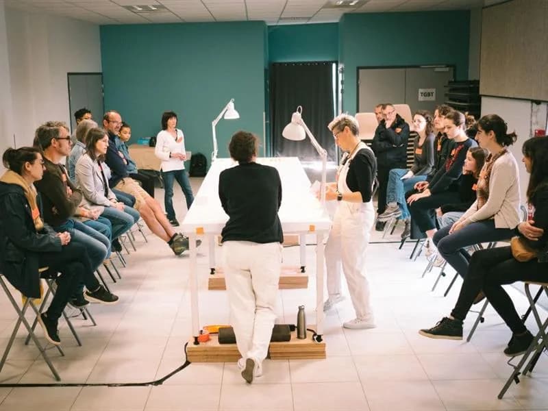 Image 1 : Théâtre : les cartographies de l'avenir background