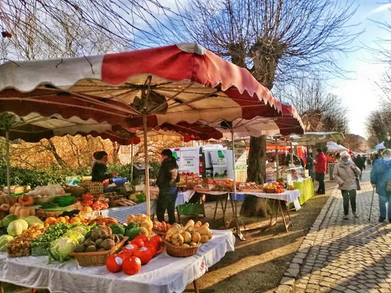 Image 2 : Marché hebdomadaire background