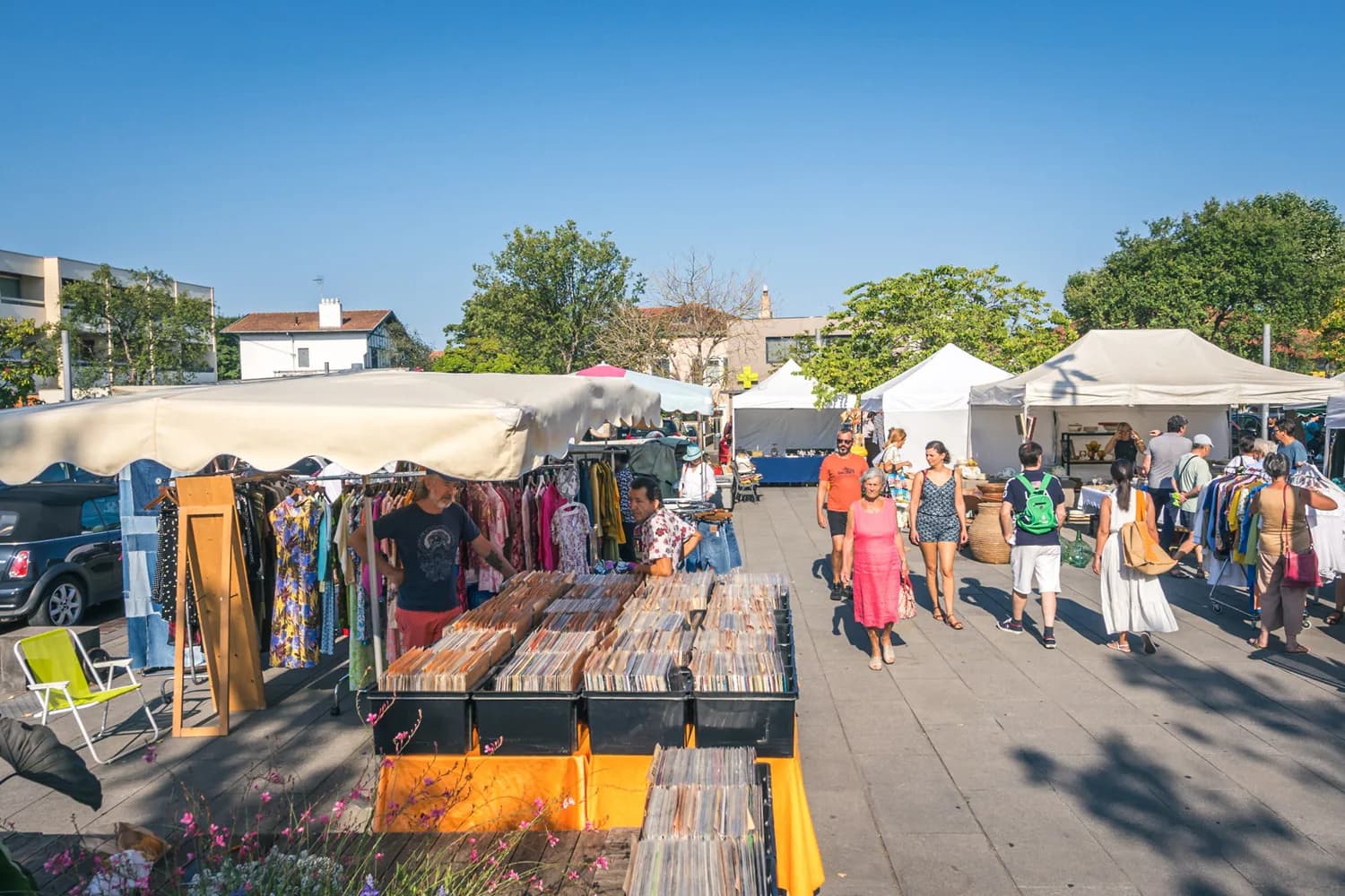 Image 1 : Brocante des 5 Cantons background