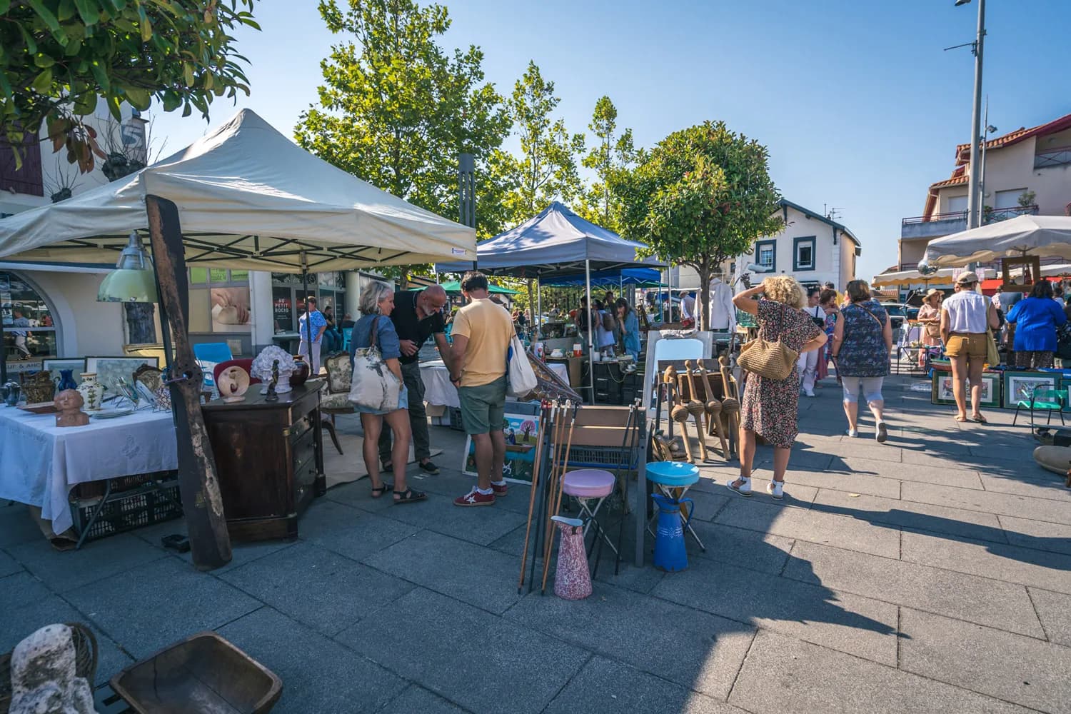 Image 2 : Brocante des 5 Cantons background