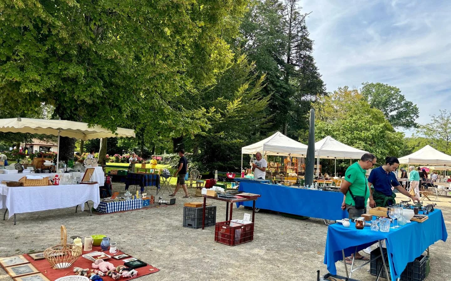 Image 1 : Marché à la brocante background