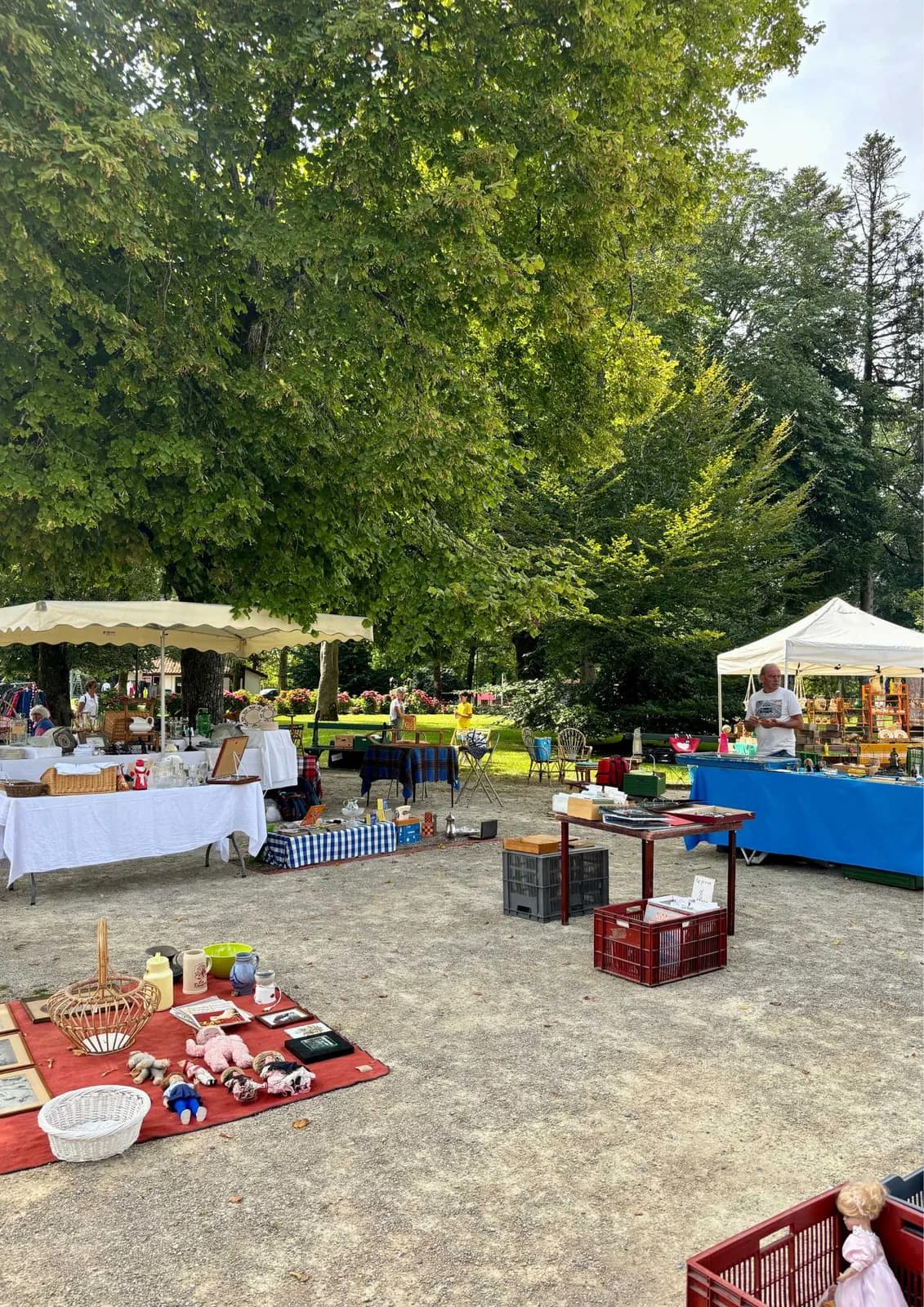 Image 3 : Marché à la brocante background