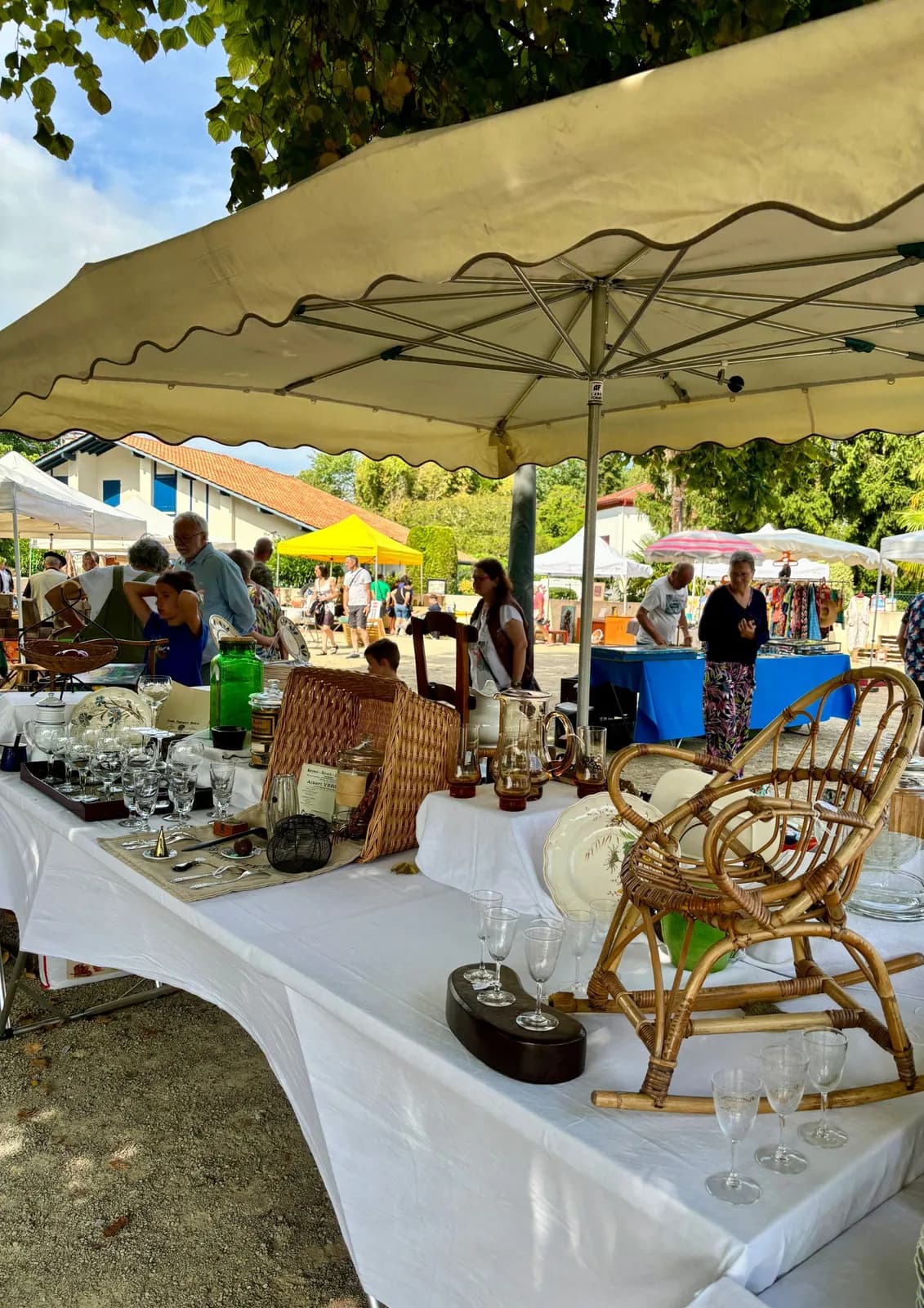 Image 4 : Marché à la brocante background