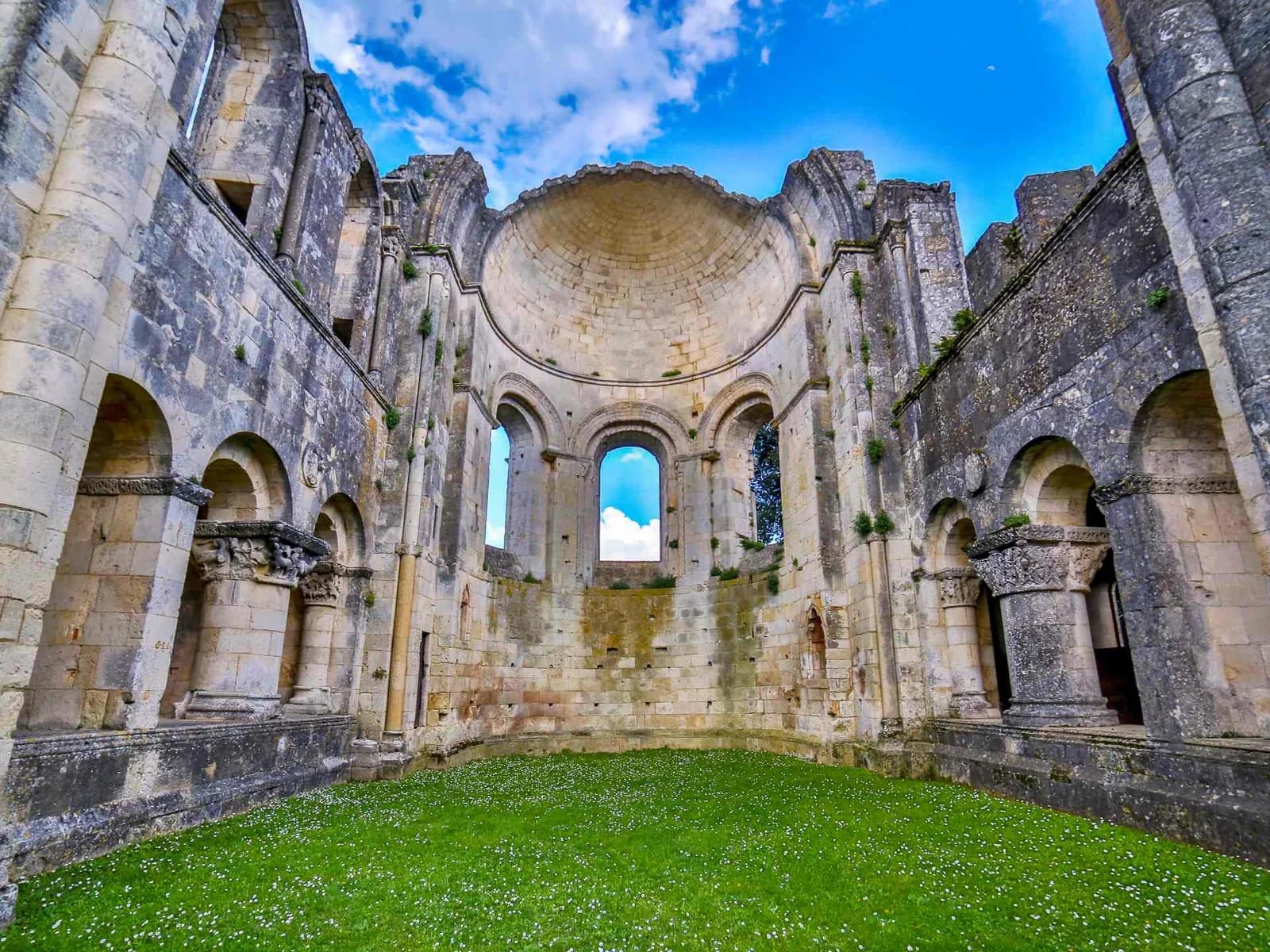 Image 3 : Visite commentée : À la découverte de l'abbaye de La Sauve-Majeure background