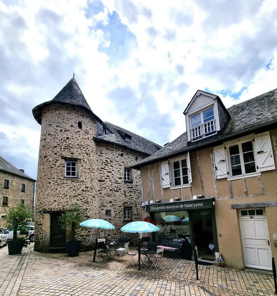 Image 4 : Jeudi après-midi : La malle aux surprises background