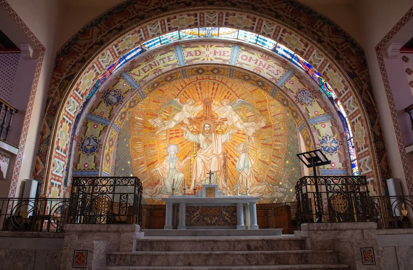 Image 2 : Visite guidée de la chapelle du Sacré Coeur background