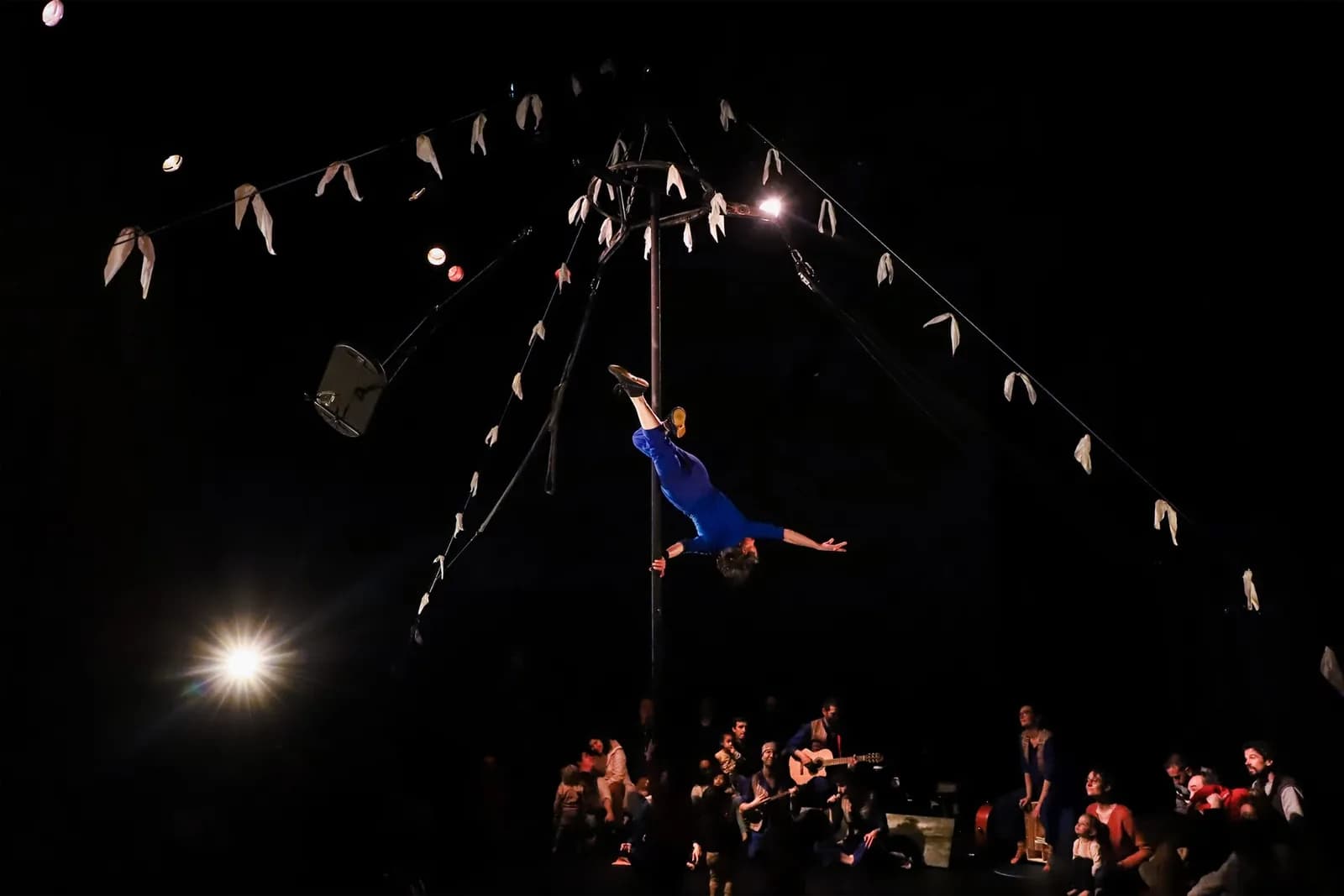 Image 1 : Cirque : Comme le vent background