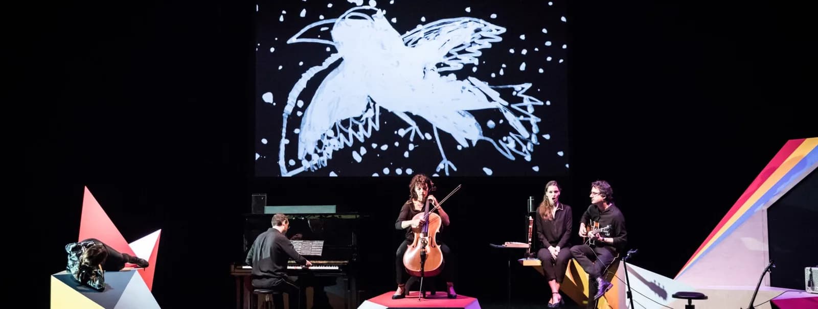 Image 1 : Diffusion Micro-Folie de théâtre "Le Carnaval des animaux, mise en scène d'Albin de la Simone et Valérie Mréjen, 2018" background