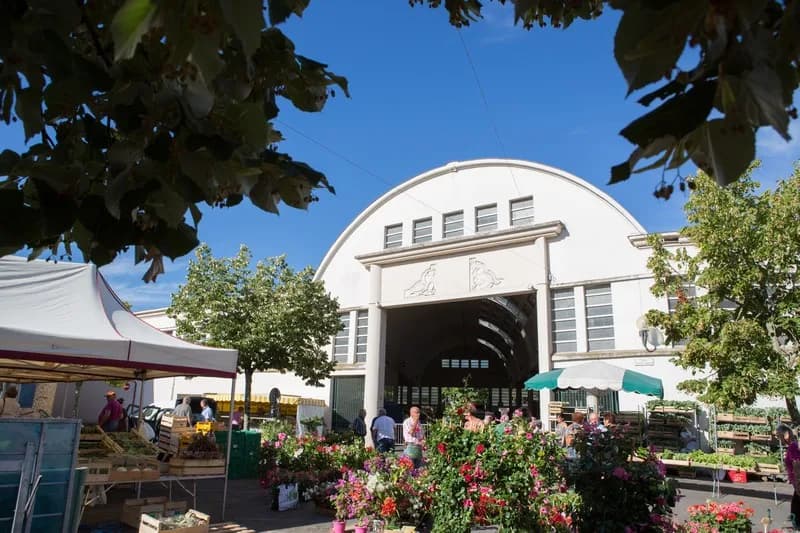 Image 1 : Marché traditionnel du Mercredi background